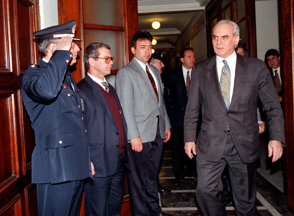 Ο Άκηξς Τσοχατζόπουλος προσέρχεται σε συνεδρίαση του ΚΥΣΕΑ το 1999 με την ιδιότητα του υπουργού Εθνικής Άμυνας © Eurokinissi