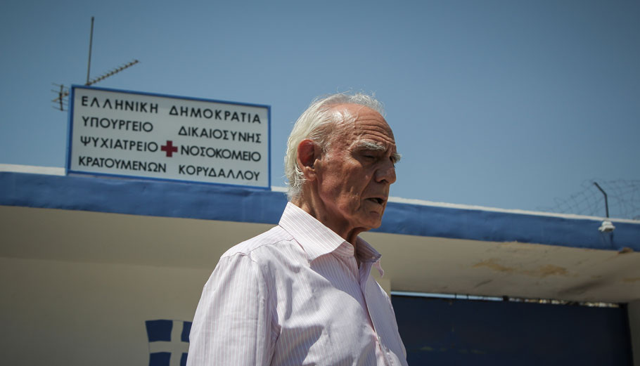 Ο Άκης Τσοχατζόπουλος εξερχόμενος του ψυχιατρικού νοσοκομείου των Φυλακών Κορυδαλλού το 2018 © Eurokinissi