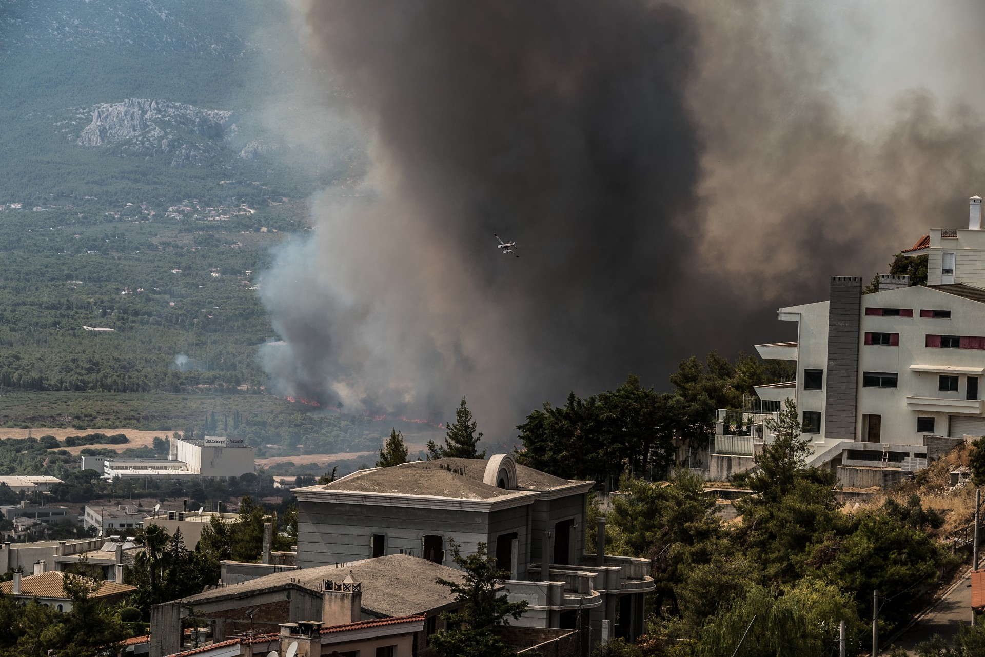 Βαρυμπόμπη: Μεγάλη αναζωπύρωση – Εκκενώνεται η Ιπποκράτειος Πολιτεία