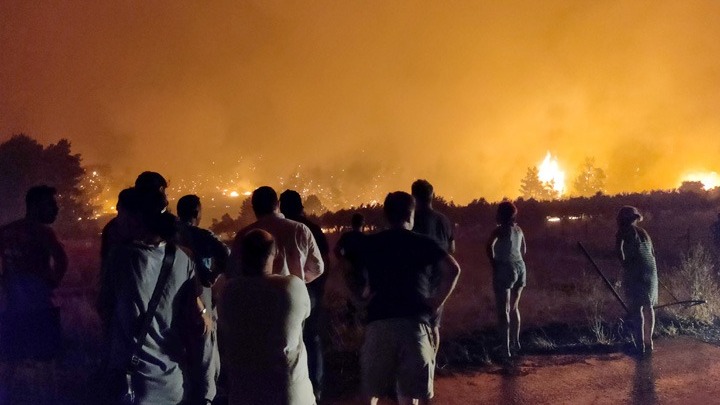 631 κάτοικοι απομακρύνθηκαν διά θαλάσσης από την Αγία Άννα και τα γειτονικα χωριά © ΑΠΕ-ΜΠΕ