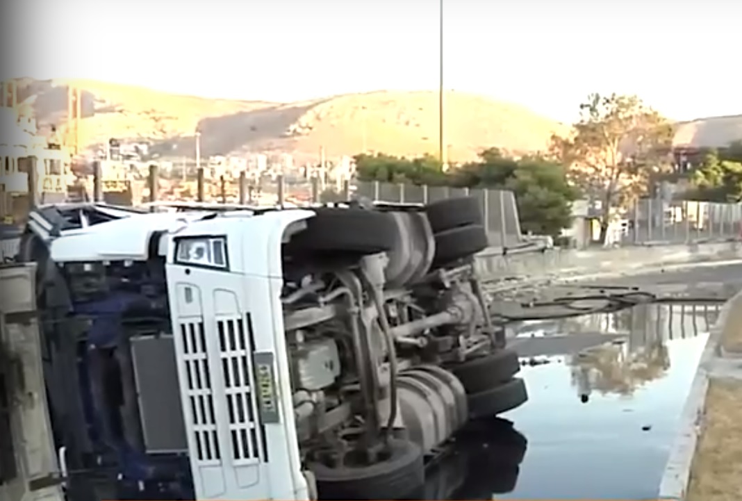 Ανατροπή βυτιοφόρου: Κλειστή η λεωφόρος Δραπετσώνας