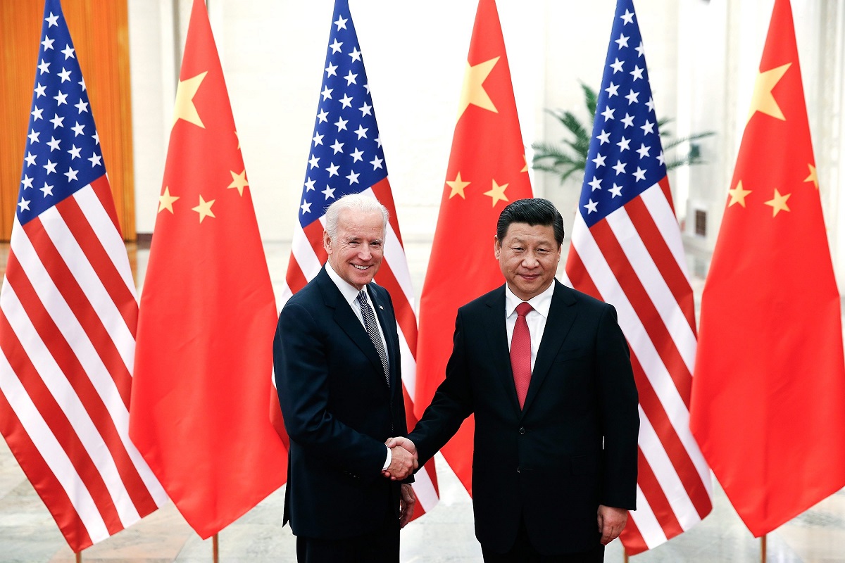Ο Κινέζος Πρόεδρος Σι Τζινπίνγκ( στα δεξιά) δίνει τα χέρια με τον πρόεδρο των ΗΠΑ Τζο Μπάιντεν, στο Μέγαρο του Λαού στο Πεκίνο