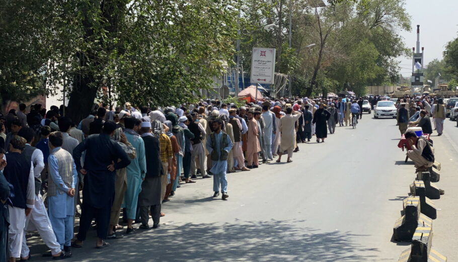 Άνθρωποι στο Αφγανιστάν σχηματίζουν ουρές για να πάρουν τα χρήματά τους ©EPA/STRINGER