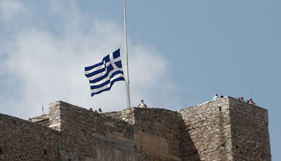 Μεσίστια η σημαία στην Ακρόπολη μετά το θάνατό του Μίκη Θεοδωράκη ©ΑΠΕ-ΜΠΕ/ΑΠΕ-ΜΠΕ/ΓΙΑΝΝΗΣ ΚΟΛΕΣΙΔΗΣ