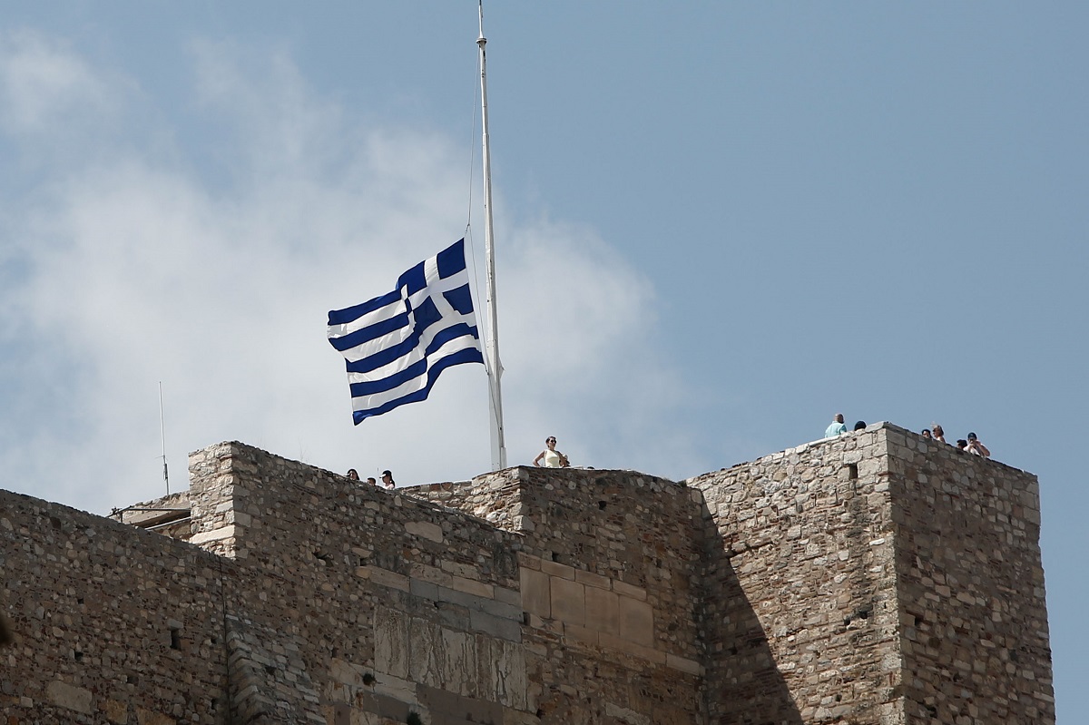 Μεσίστια η σημαία στην Ακρόπολη μετά το θάνατό του Μίκη Θεοδωράκη ©ΑΠΕ-ΜΠΕ/ΑΠΕ-ΜΠΕ/ΓΙΑΝΝΗΣ ΚΟΛΕΣΙΔΗΣ
