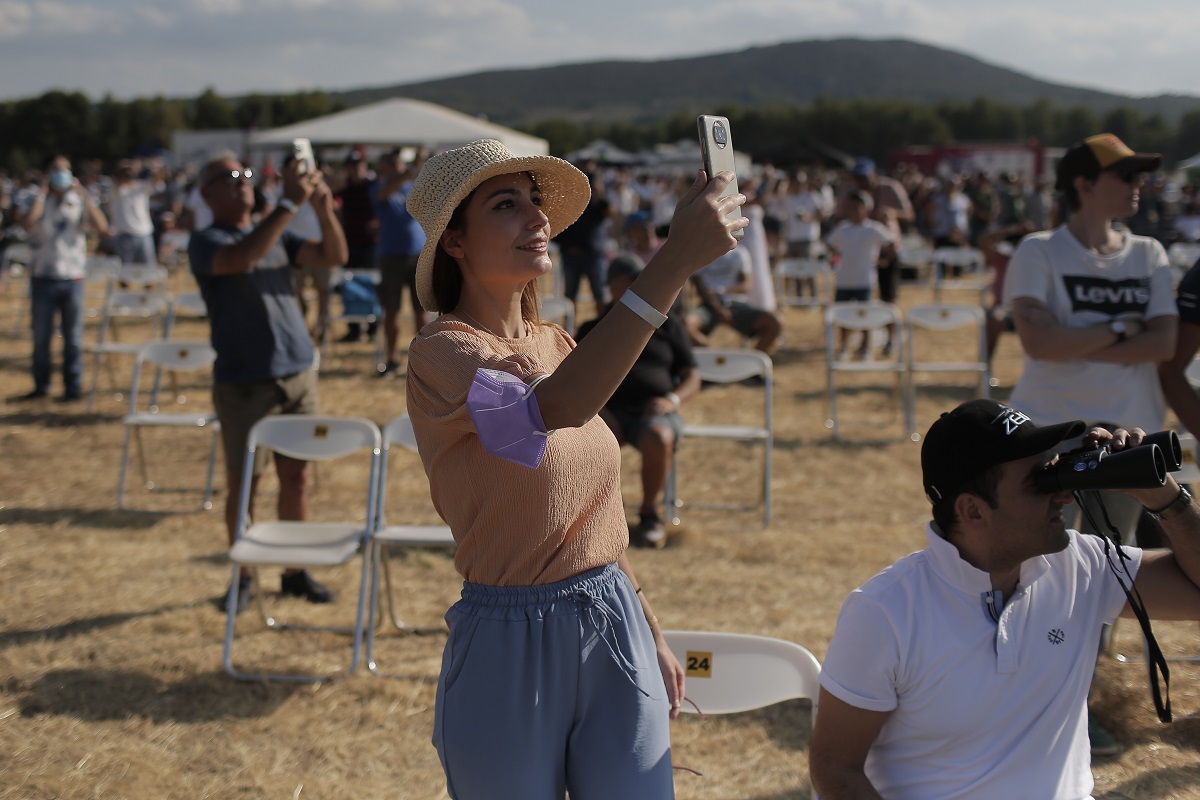 Επισκέπτες κατά την διάρκεια των αεροπορικών επιδείξεων του Athens Flying Week, στο στρατιωτικό αεροδρόμιο της Τανάγρας ©ΑΠΕ-ΜΠΕ/ΑΠΕ-ΜΠΕ/ΚΩΣΤΑΣ ΤΣΙΡΩΝΗΣ