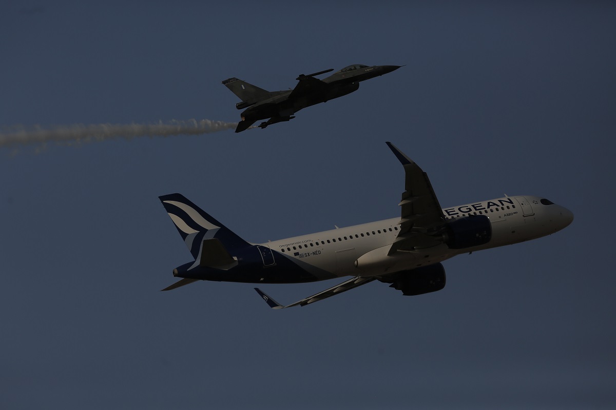 Αεροσκάφος της Aegean συνοδεύεται από F-16 της πολεμικής αεροπορίας κατά την διάρκεια των αεροπορικών επιδείξεων του Athens Flying Week ©ΑΠΕ-ΜΠΕ/ΑΠΕ-ΜΠΕ/ΚΩΣΤΑΣ ΤΣΙΡΩΝΗΣ
