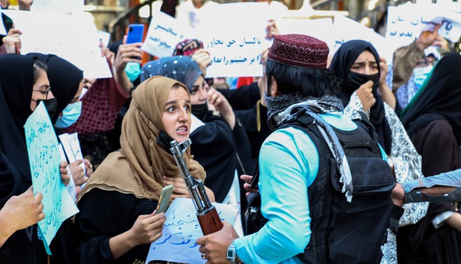 Αφγανοί κρατούν πλακάτ κατά τη διάρκεια διαδήλωσης στην Καμπούλ ενάντια στους Ταλιμπάν ©EPA/STRINGER