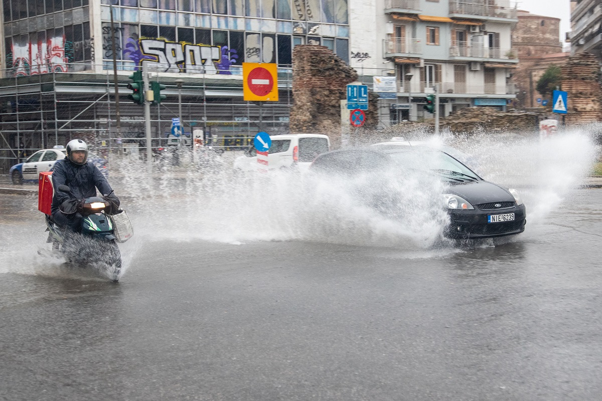 Διακοπή κυκλοφορίας στις Λ. Ποσειδώνος και Βουλιαγμένης λόγω καταιγίδας