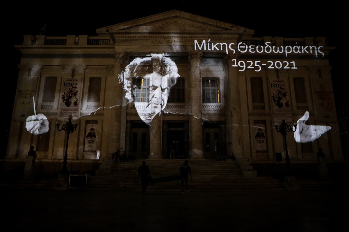 Ο Δήμος Πειραιά τίμησε τον Μίκη θεοδωράκη με μια προβολή 3D στην πρόσοψη του © Eurokinissi