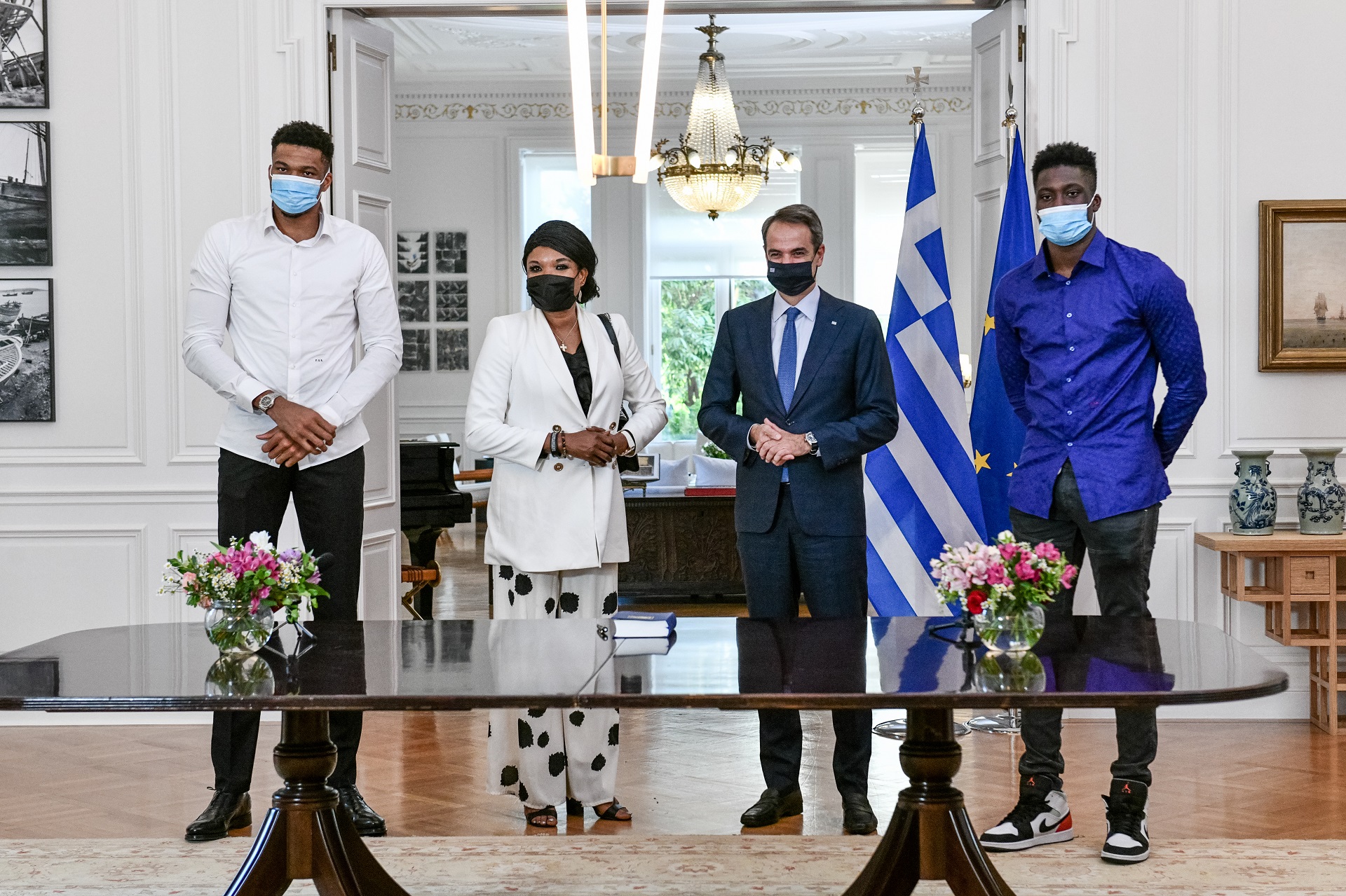Πολιτογραφήθηκαν Έλληνες η μητέρα και ο αδελφός του Γιάννη Αντετοκούνμπο