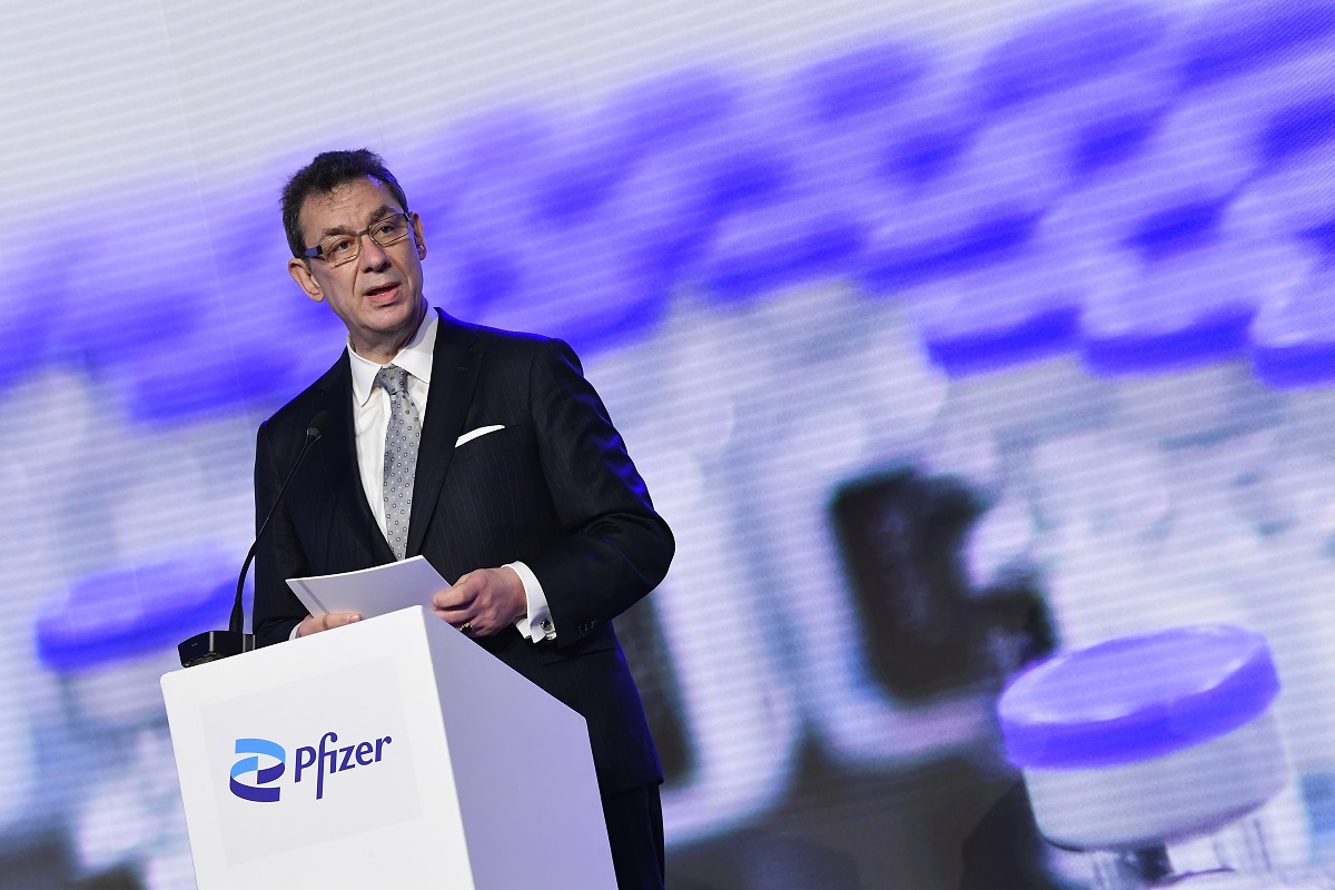 Ο Έλληνας CEO της Pfizer Αλμπερτ Μπουρλά ©EPA/JOHN THYS / POOL