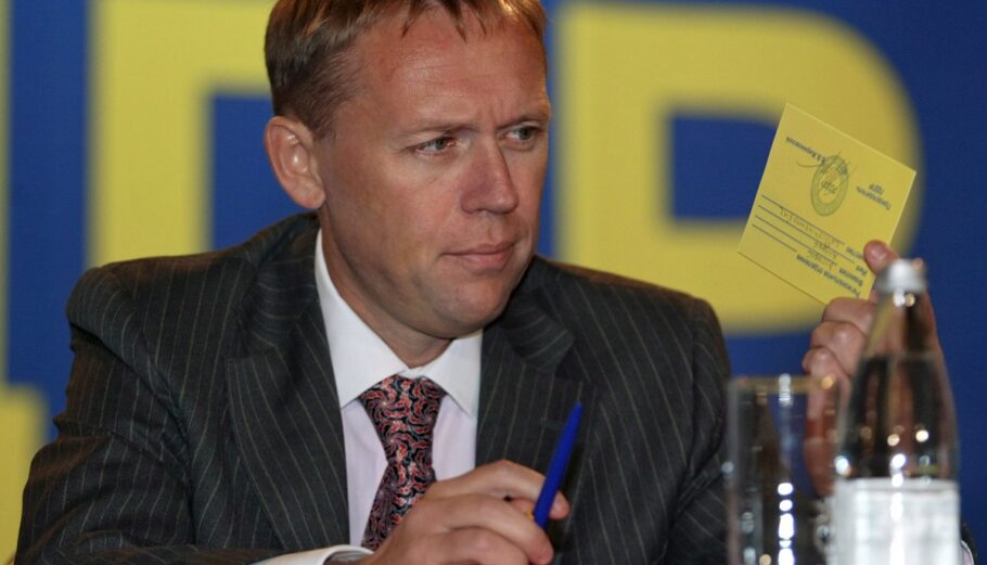 Ο Αλεξάντρ Λιτβινιένκο κοιτάζει την κάρτα του αντιπροσώπου του Συνεδρίου καθώς κάθεται στο προεδρείο © EPA/STRINGER