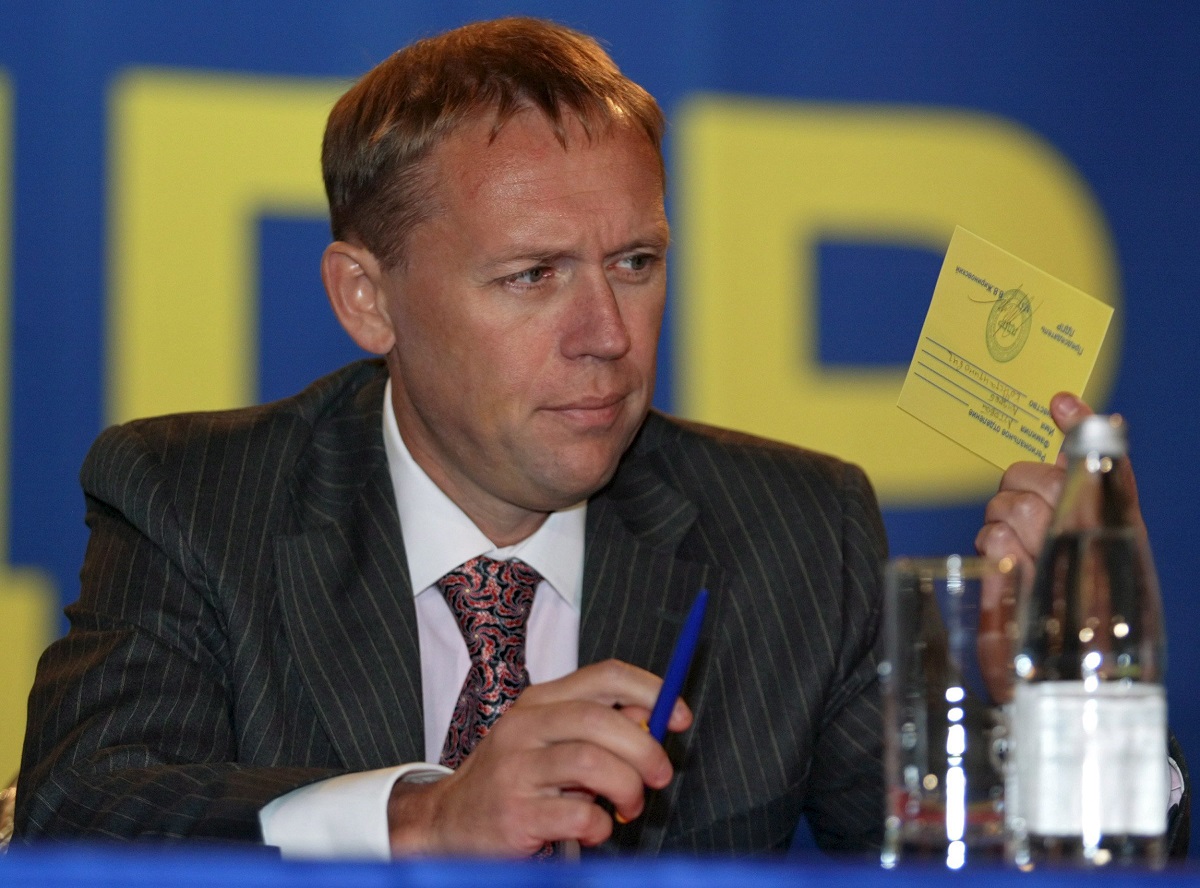 Ο Αλεξάντρ Λιτβινιένκο κοιτάζει την κάρτα του αντιπροσώπου του Συνεδρίου καθώς κάθεται στο προεδρείο © EPA/STRINGER