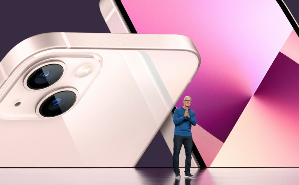 Παρουσίαση του iPhone από τον CEO της Apple Tim Cook © EPA/APPLE INC. HANDOUT Images cannot be altered or modified in any way, in whole or in part, that disparages Apple. MANDATORY CREDIT: APPLE, Inc. HANDOUT EDITORIAL USE ONLY/NO SALES HANDOUT EDITORIAL USE ONLY/NO SALES