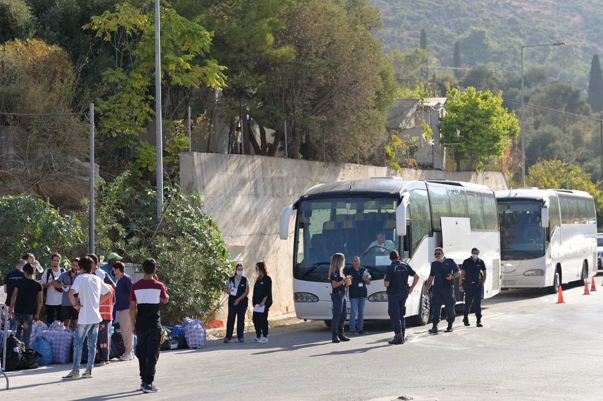 Μεταφορά αιτούντων από το παλιο ΚΥΤ στο Βάθυ Σαμου στη νέα κλειστή δομή στη θέση Ζερβού ©ΜΑΝΩΛΗΣ ΘΡΑΒΑΛΟΣ/EUROKINISSI
