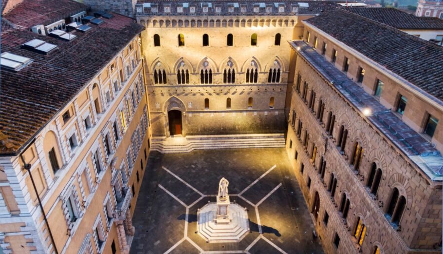 Το εντυπωσιακό κτίριο της Banca Monte dei Paschi, στη Σιένα ©EPA/FABIO MUZZI