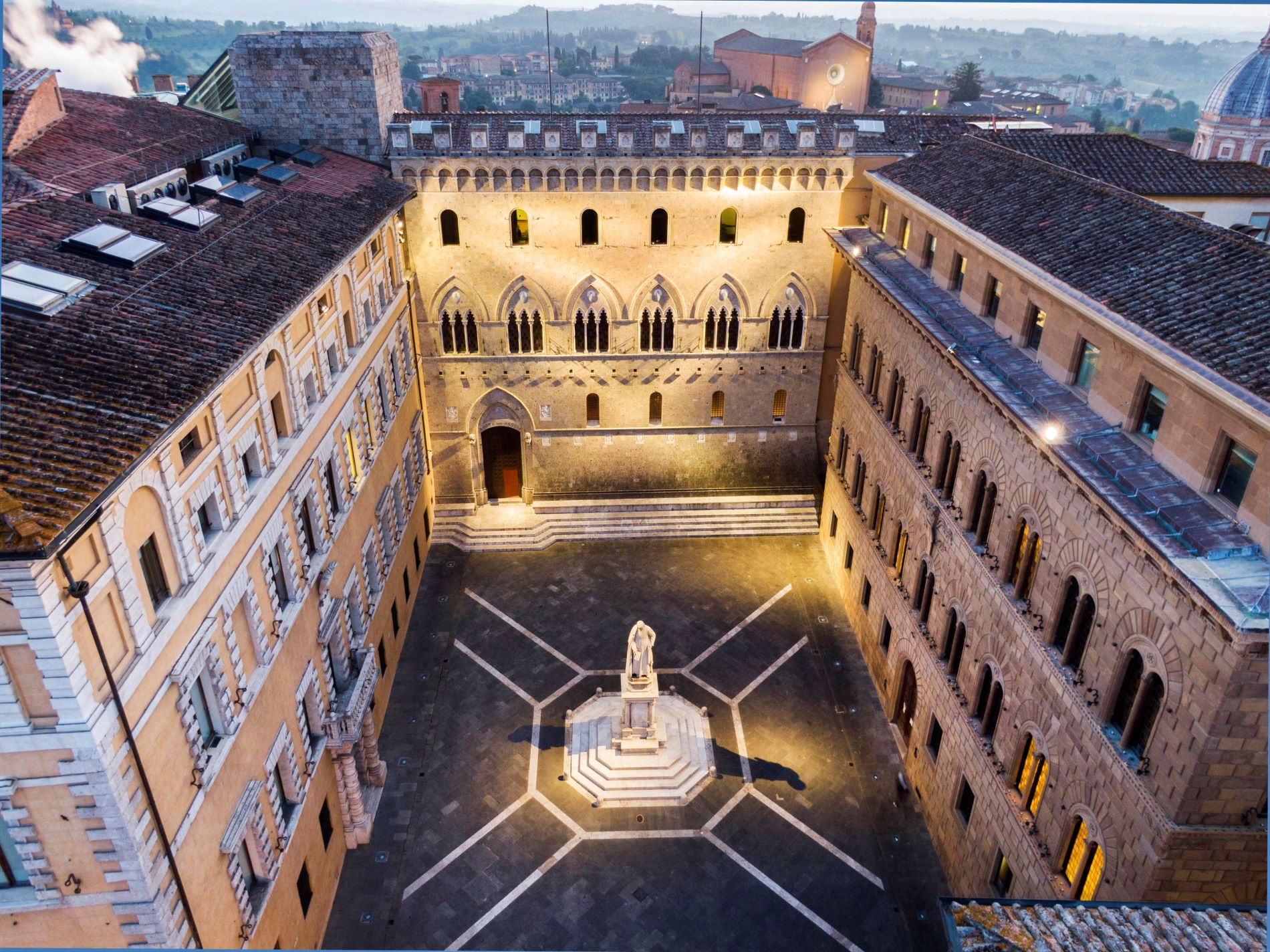 Το εντυπωσιακό κτίριο της Banca Monte dei Paschi, στη Σιένα ©EPA/FABIO MUZZI