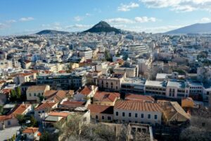 Airbnb: Ο χάρτης των περιορισμών σε Αθήνα, Θεσσαλονίκη και άλλες πόλεις της Ευρώπης