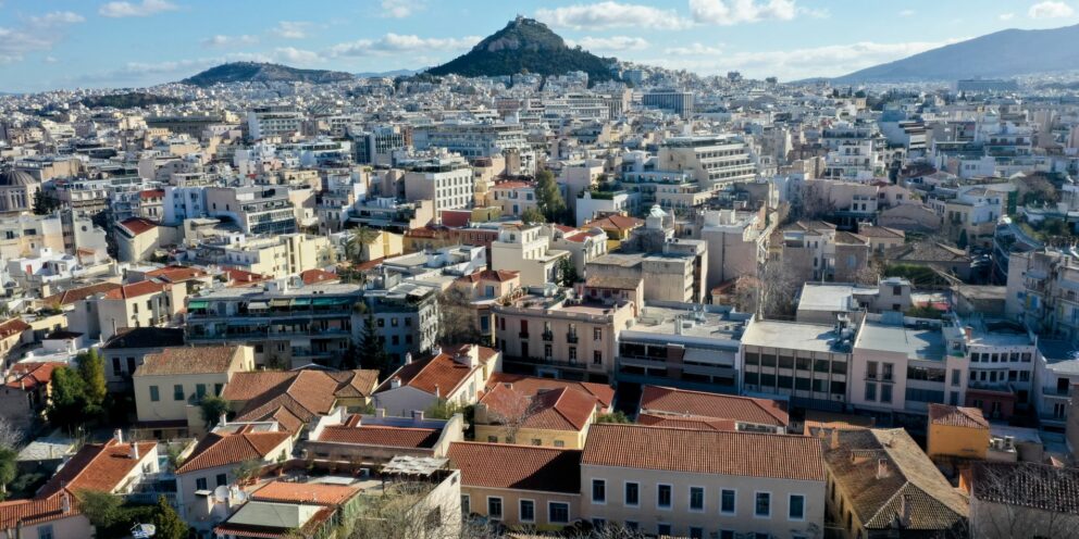 Airbnb: Ο χάρτης των περιορισμών σε Αθήνα, Θεσσαλονίκη και άλλες πόλεις της Ευρώπης