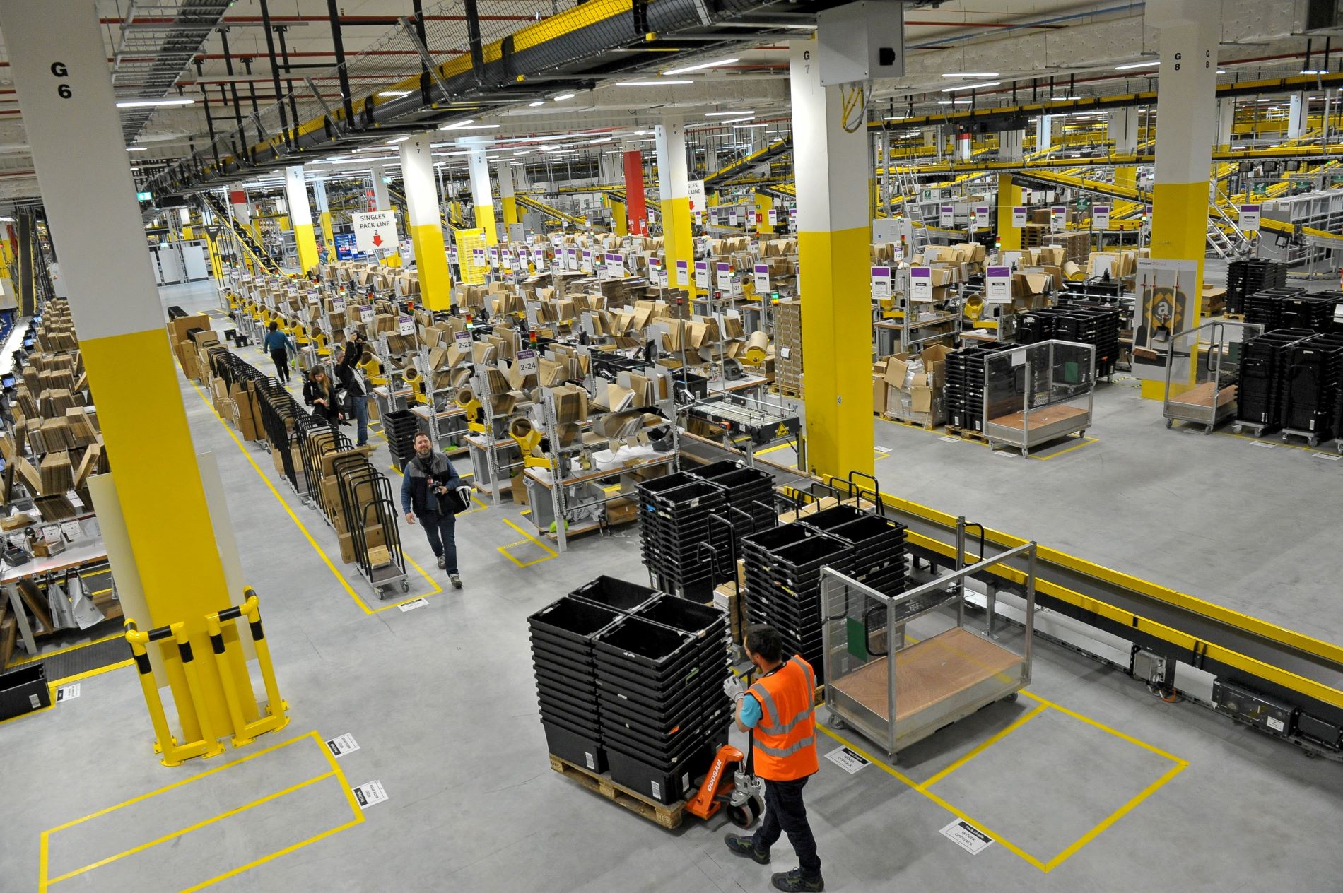 Amazon: Αυξήσεις αποδοχών για να προσελκύσει 125.000 άτομα
