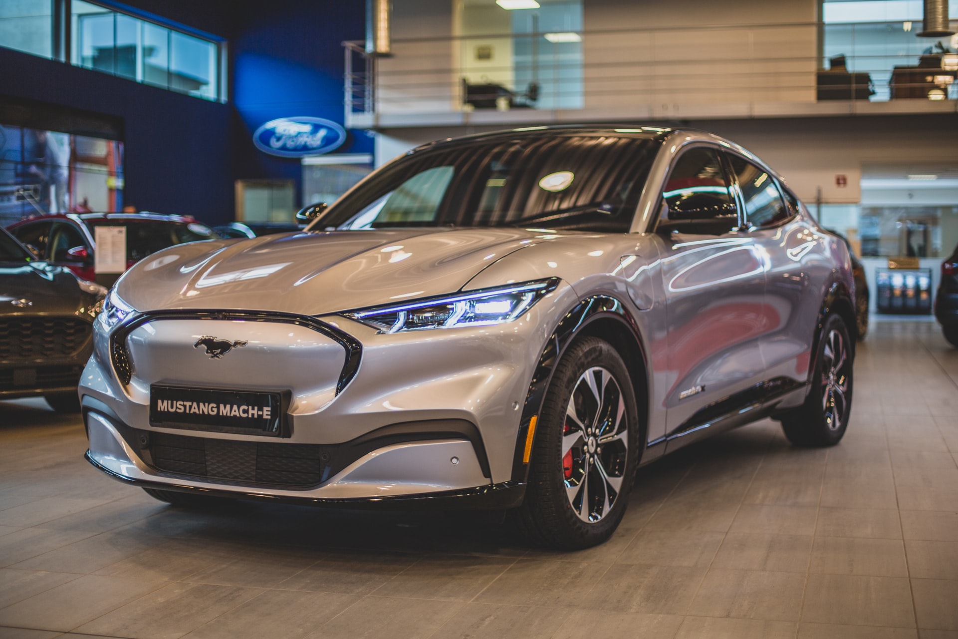 Η Mustang Mach-E διανύει πολλά χιλιόμετρα με μία φόρτιση