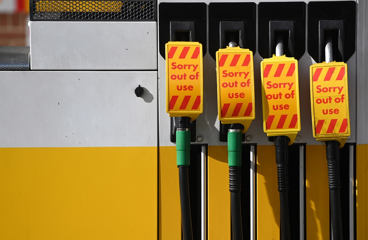 Οι πινακίδες εκτός χρήσης εμφανίζονται στις αντλίες καυσίμου σε ένα γκαράζ της Shell στο Λονδίνο © EPA/NEIL HALL