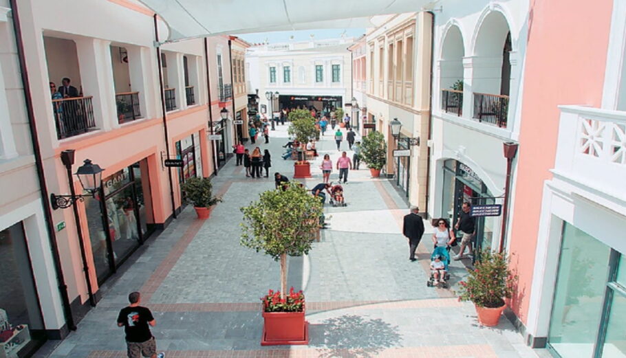 To εκπτωτικό χωριό McArthurGlen στα Σπάτα © YouTube