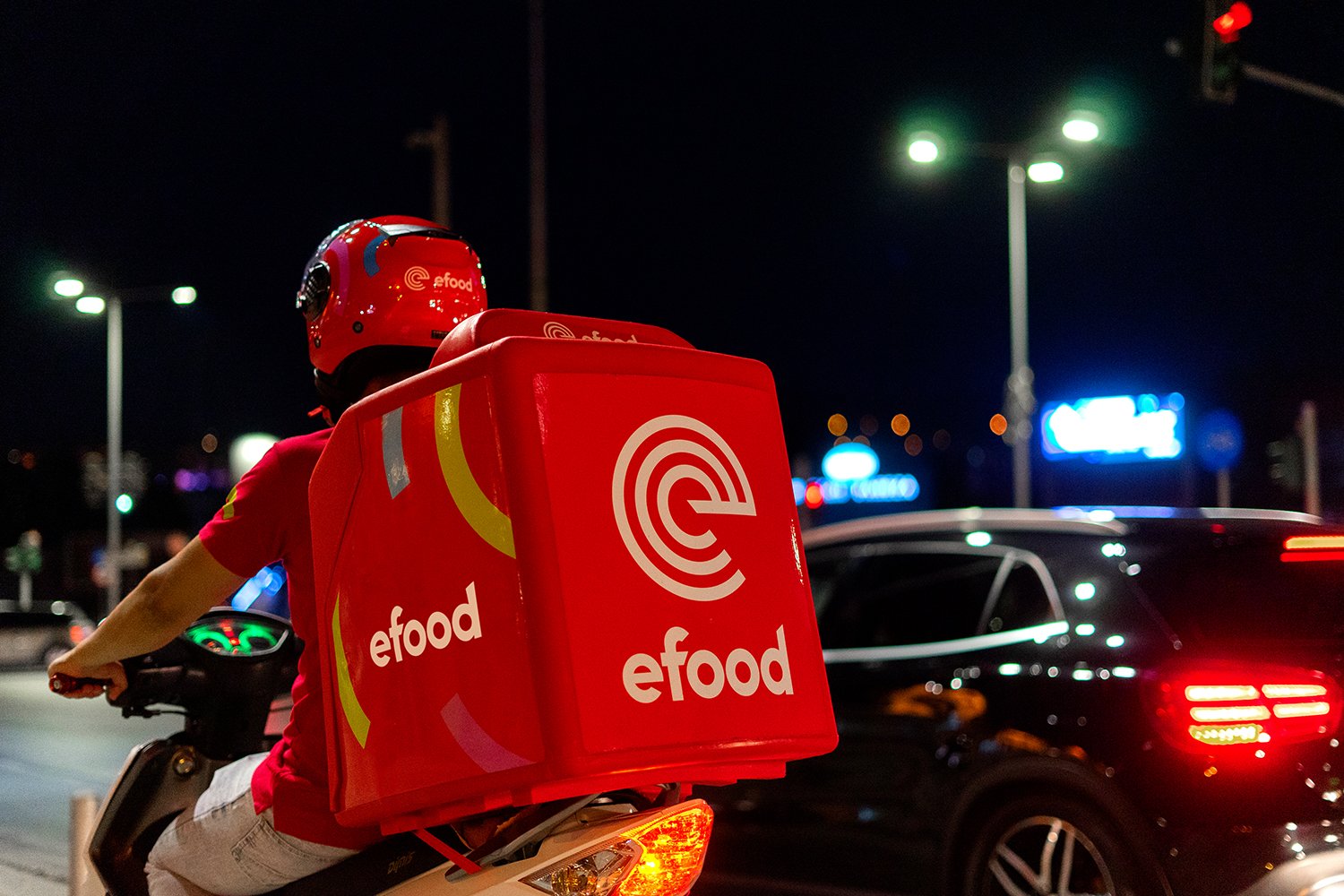 Διανομέας της e-food © e-food