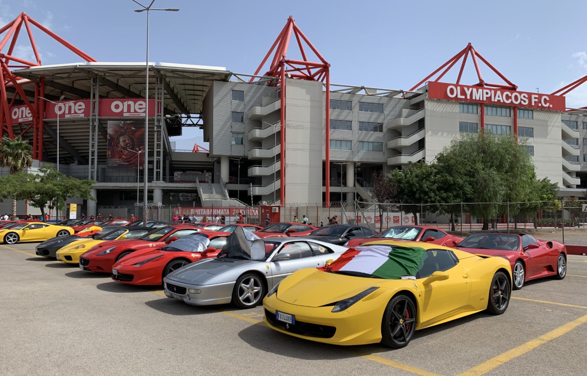 Ξεσήκωσαν τον Πειραιά οι 30 Ferrari του Club Passione Rossa