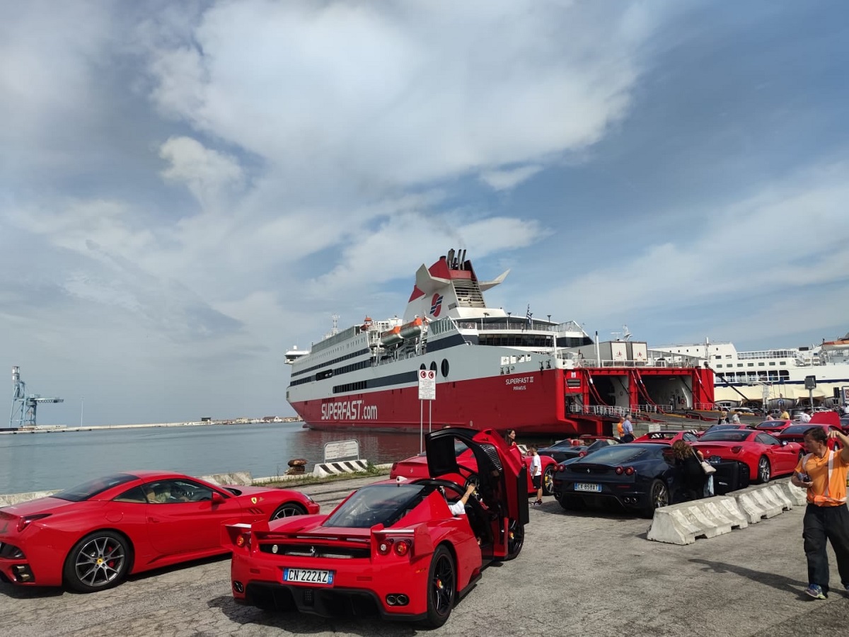 Παρέλαση Ferrari στους δρόμους του Πειραιά! (video)