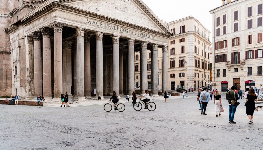 Κεντρική πλατεία στην Ρώμη ©Unsplash