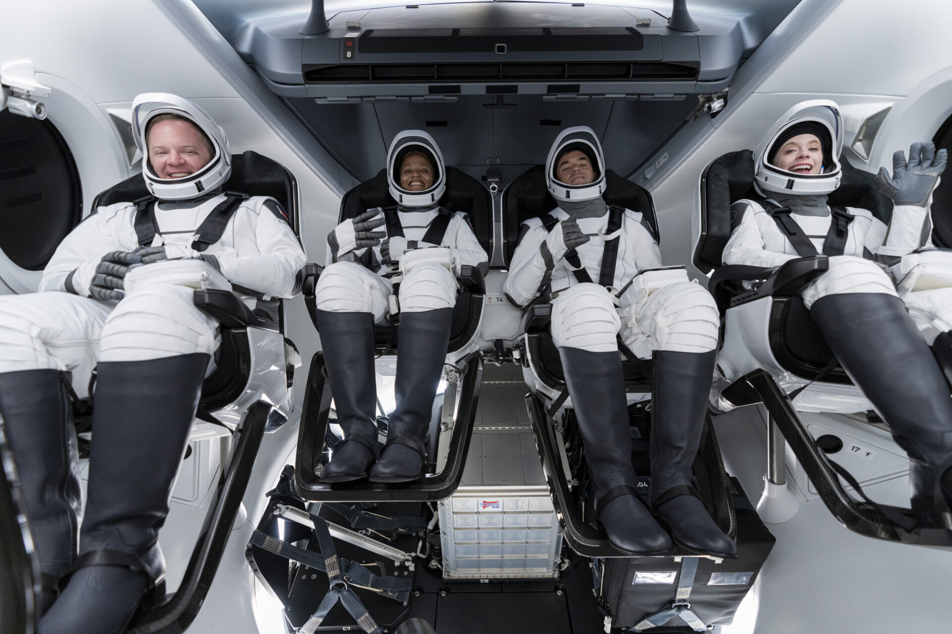 Οι τουρίστες του SpaceX συνομίλησαν με τον Τομ Κρουζ από το διάστημα