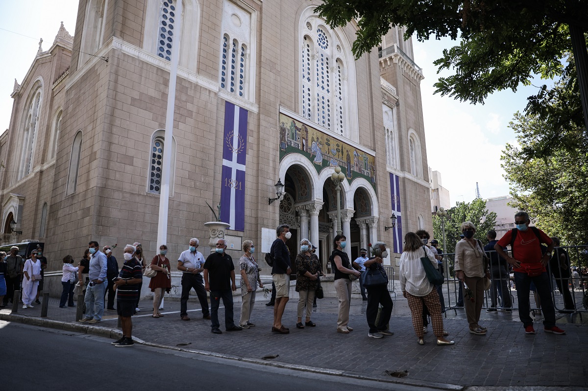 Κοσμοσυρροή και συγκίνηση για το τελευταίο αντίο στον Μίκη Θεοδωράκη