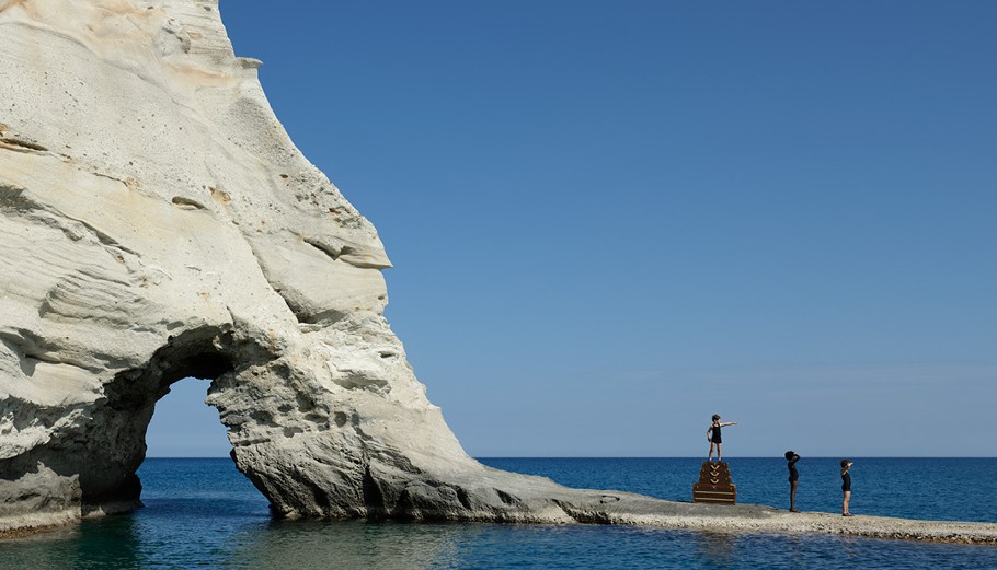 Στη Μήλο γυρίστηκε η νέα διαφημιστική καμπάνια του οίκου Louis Vuitton © instagram.com/louisvuitton/