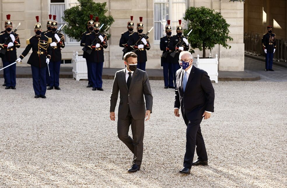 Ο Γάλλος Πρόεδρος Εμανουέλ Μακρόν χαιρετά τον Αυστραλό πρωθυπουργό Σκοτ Μόρισον κατά την άφιξή του στο Παλάτι των Ηλυσίων στο Παρίσι, 15 Ιουνίου 2021 © EPA/YOAN VALAT