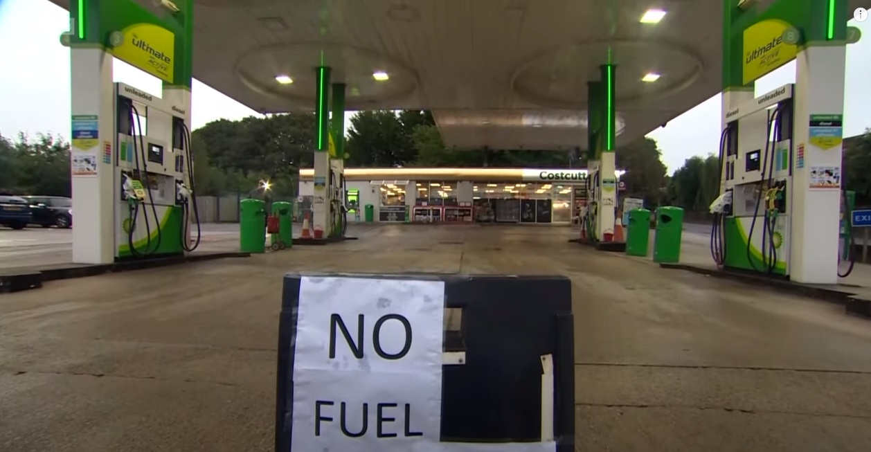 Μ. Βρετανία: Απίστευτες ουρές στα βενζινάδικα που ξεμένουν από καύσιμα