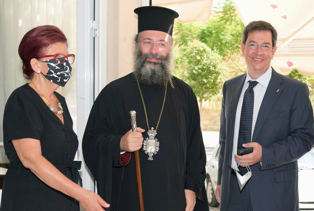 Δωρεά σχολικών ειδών από την Παγκρήτια Τράπεζα στην ιερά αρχιεπισκοπή Κρήτης ©Παγκρήτια Τράπεζα