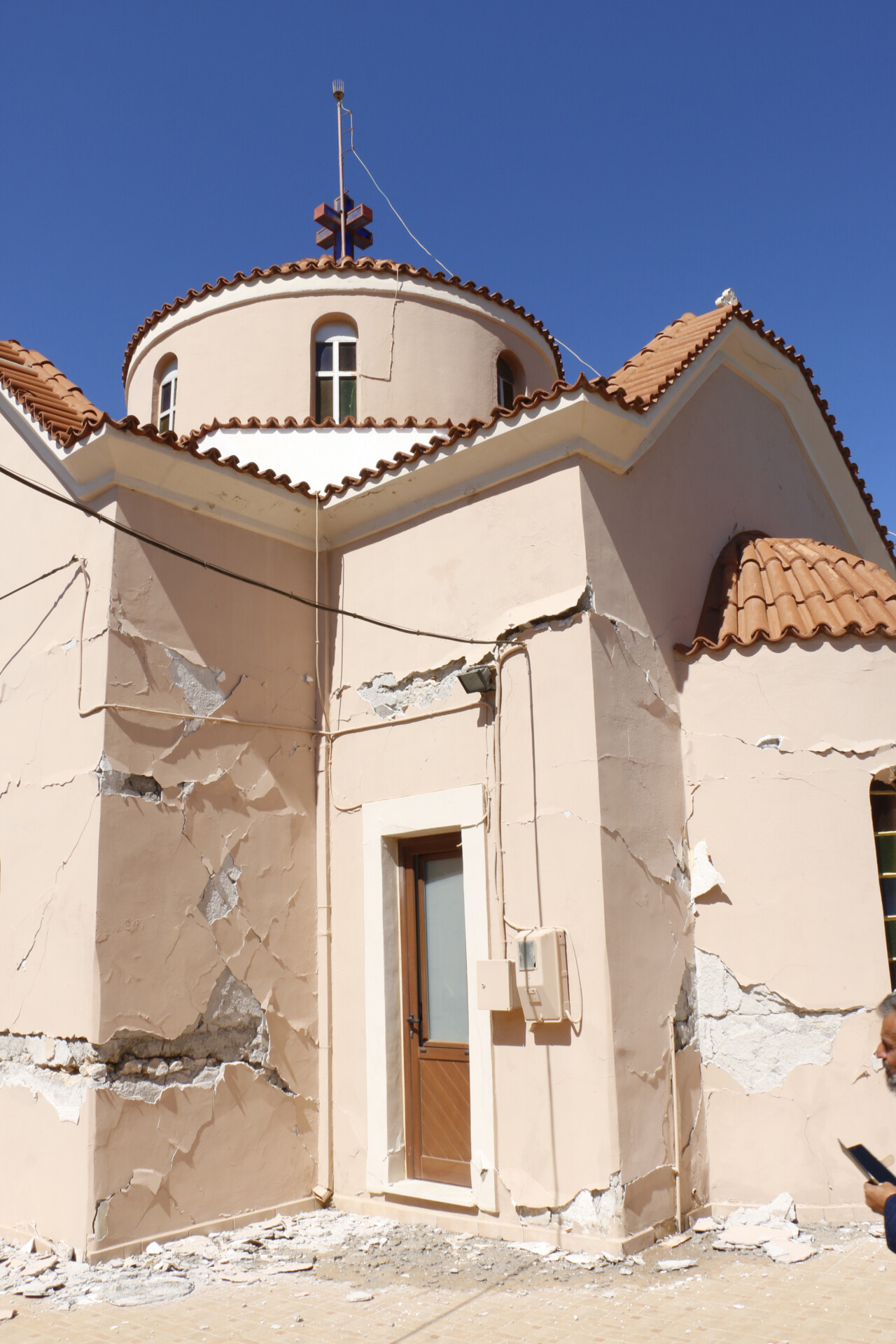 Ο Ιερός Ναός Κοιμήσεως της Θεοτόκου, στα Ρουσσοχώρια, υπέστη ζημιές από την ισχυρή σεισμική δόνηση στην ανατολική Κρήτη ©ΑΠΕ ΜΠΕ/ΑΠΕ ΜΠΕ/ΝΙΚΟΣ ΧΑΛΚΙΑΔΑΚΗΣ