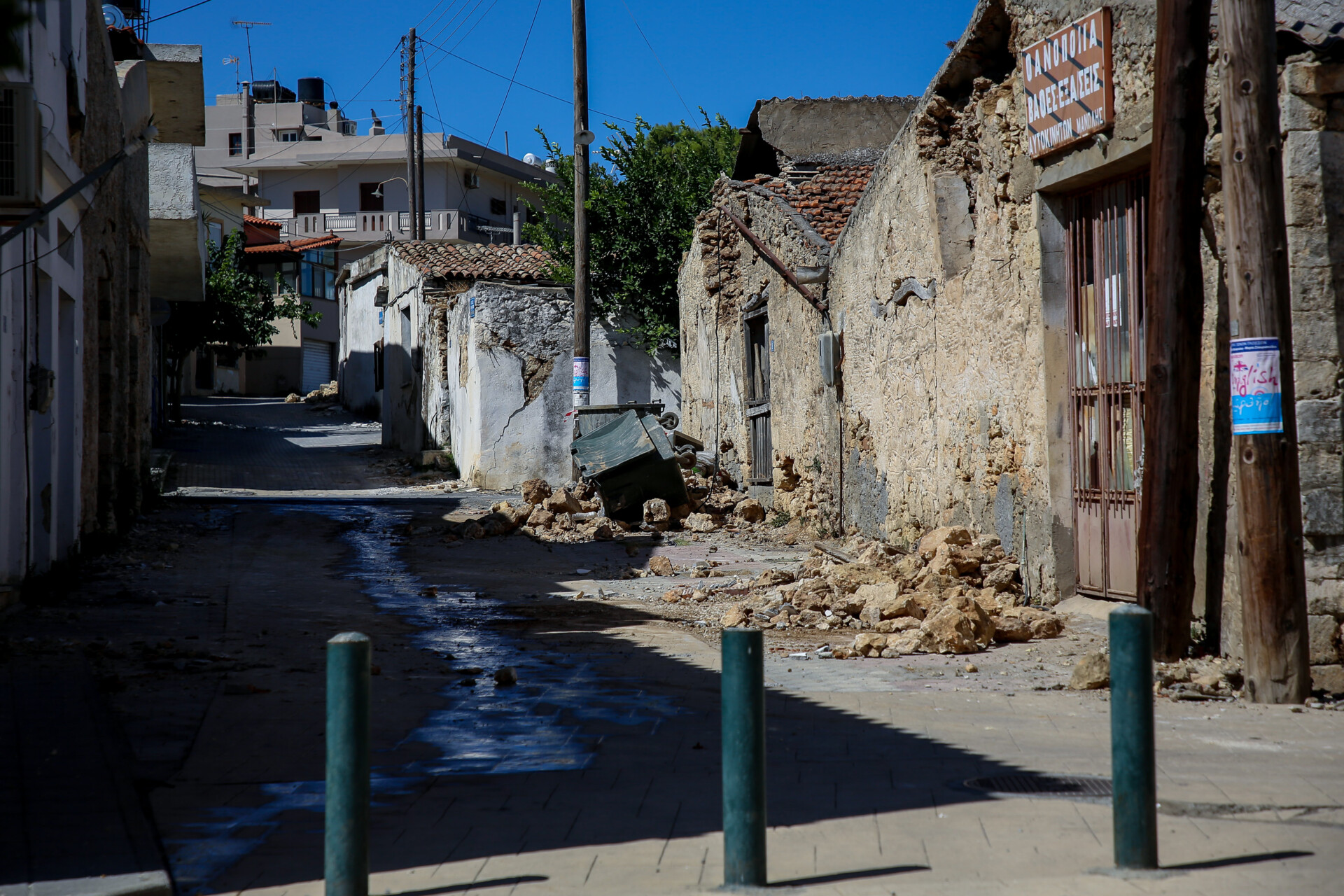 Κρήτη: Φωτογραφικό οδοιπορικό στο σεισμόπληκτο Αρκαλοχώρι