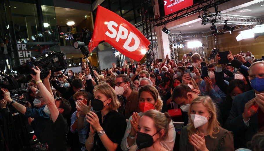 Πανηγυρισμοί στο στρατόπεδο των Γερμανών Σοσιαλδημοκρατών (SPD) © EPA/MAJA HITIJ/ POOL