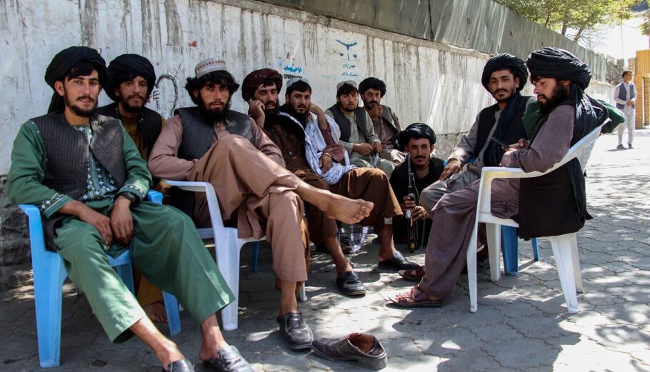 Οι δυνάμεις των Ταλιμπάν περιπολούν στην Καμπούλ © EPA/STRINGER