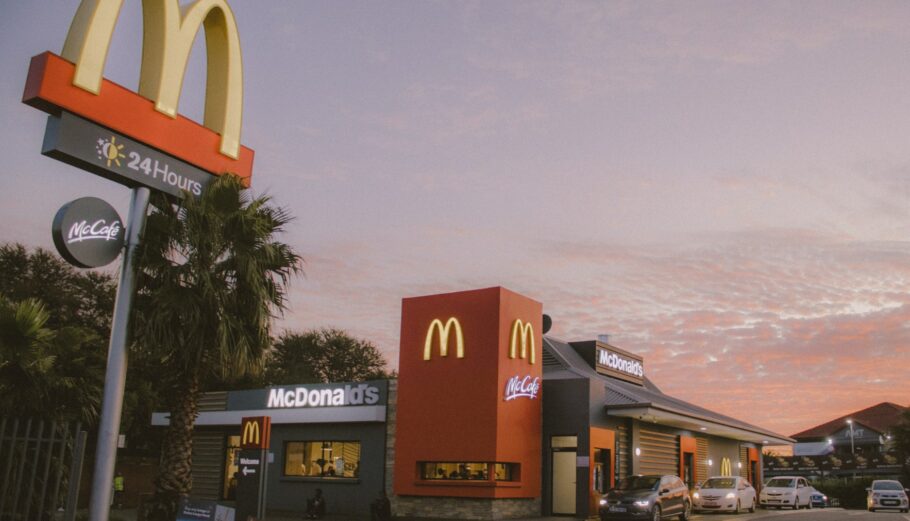 Τα McDonald’s προσλαμβάνουν 14χρονα παιδιά ©Unsplash