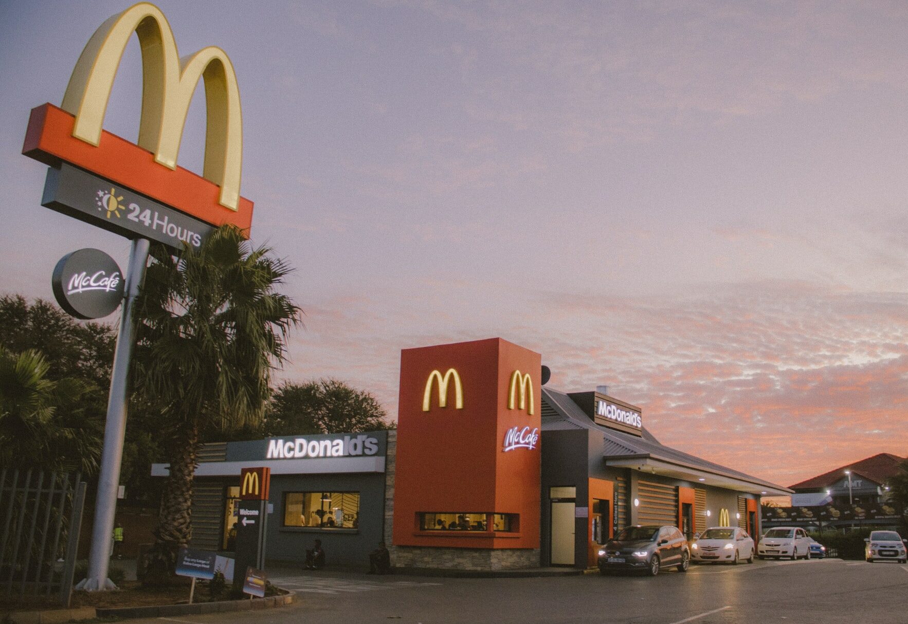 Τα McDonald’s προσλαμβάνουν 14χρονα παιδιά ©Unsplash