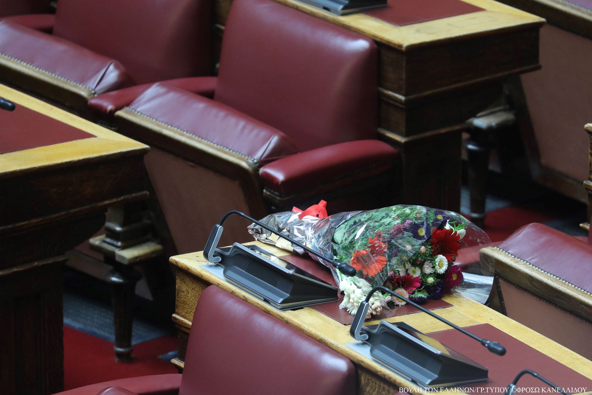 Βουλή: Μια ανθοδέσμη στο έδρανο του Παύλου Μπακογιάννη
