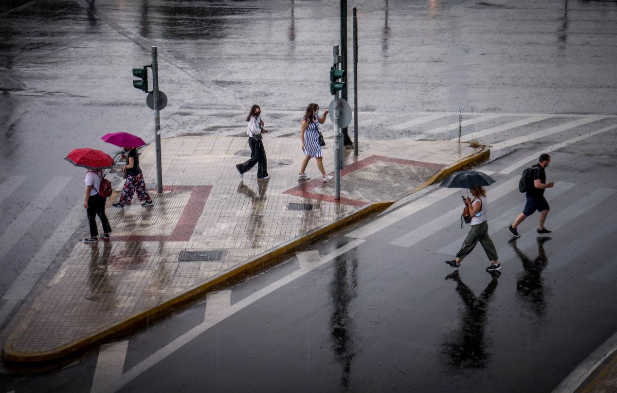 Βροχή στο κέντρο της Αθήνας ©EUROKINISSI