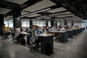 EE: Η ακρίβεια στην Ελλάδα έριξε τους πραγματικούς μισθούς κάτω από το 2019