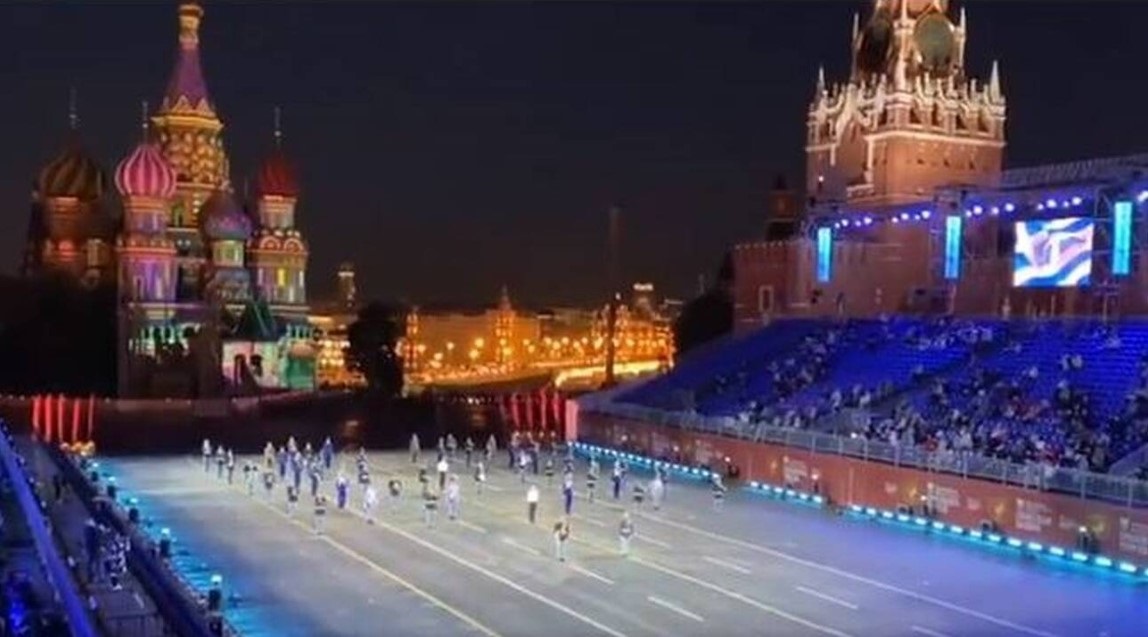 Στην Κόκκινη Πλατεία της Μόσχας τίμησαν τον Μίκη Θεοδωράκη ©twitter.com/RFEmbassyGr