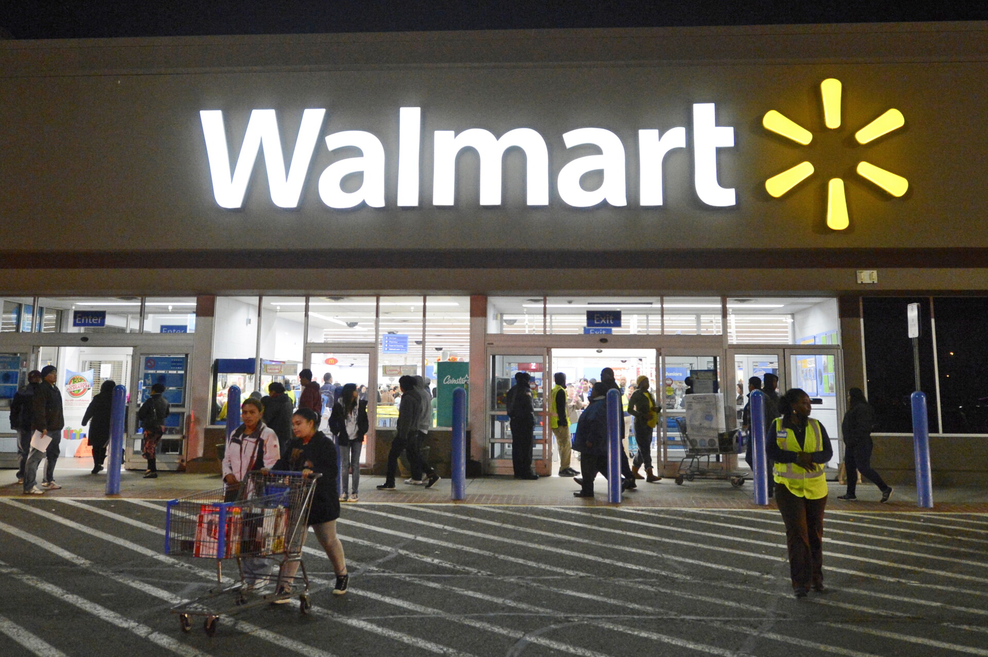 Walmart © EPA/MICHAEL REYNOLDS