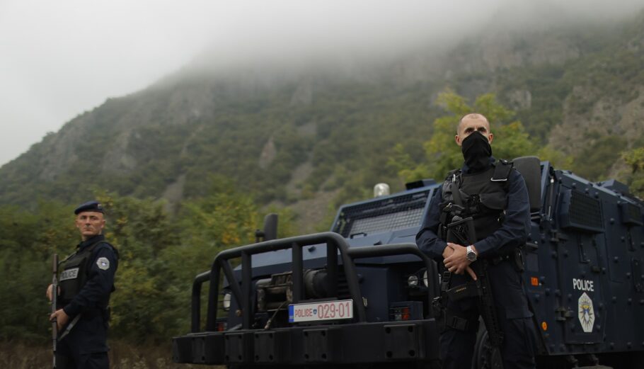 Αστυνομία του Κοσόβου στα σύνορα με τη Σερβία © EPA/VALDRIN XHEMAJ
